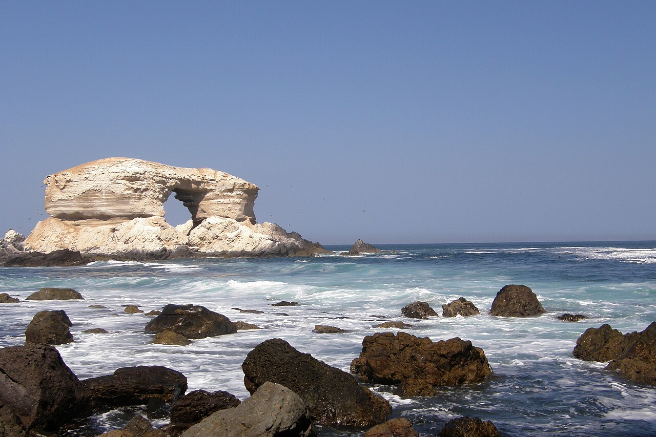 Monumento natural La Portada y el océano Pacífico en Antofagasta