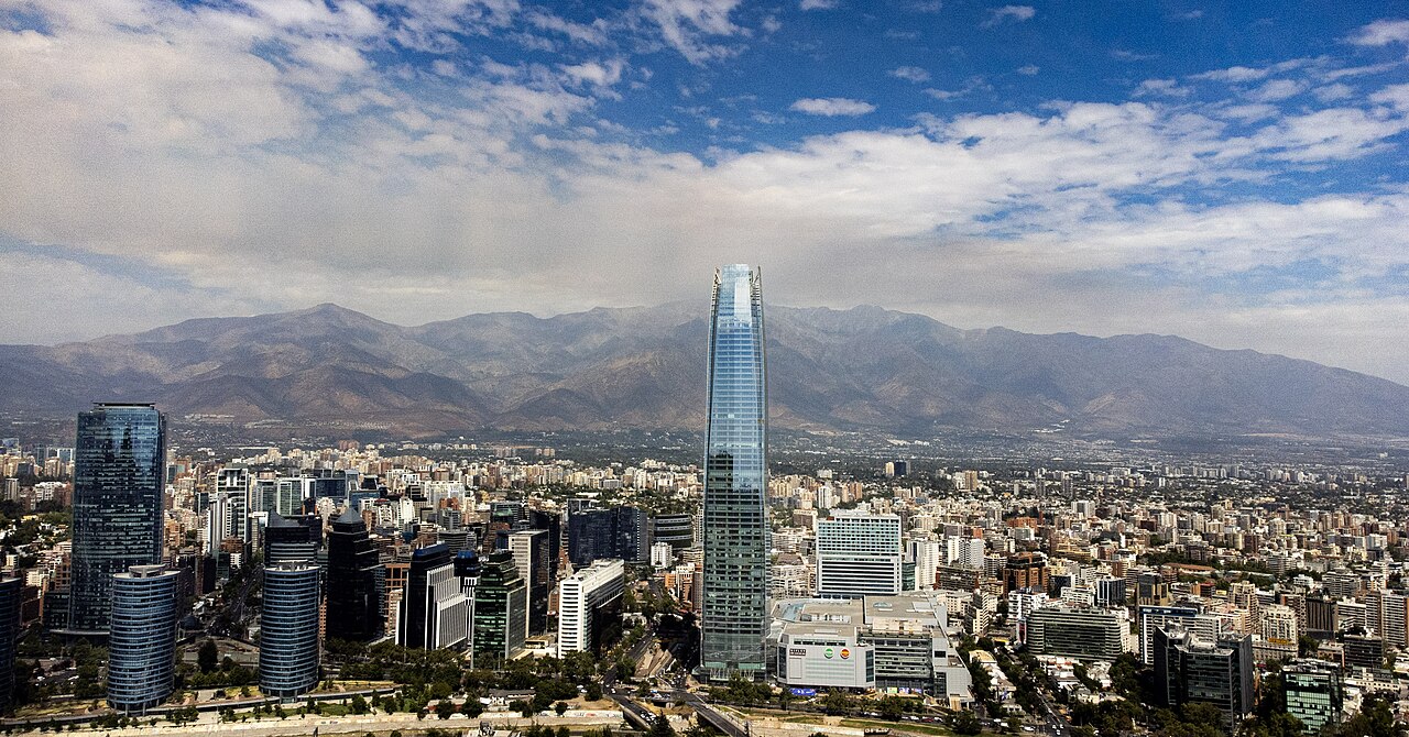 Vista de Santiago con la Gran Torre Costanera y la cordillera de los Andes